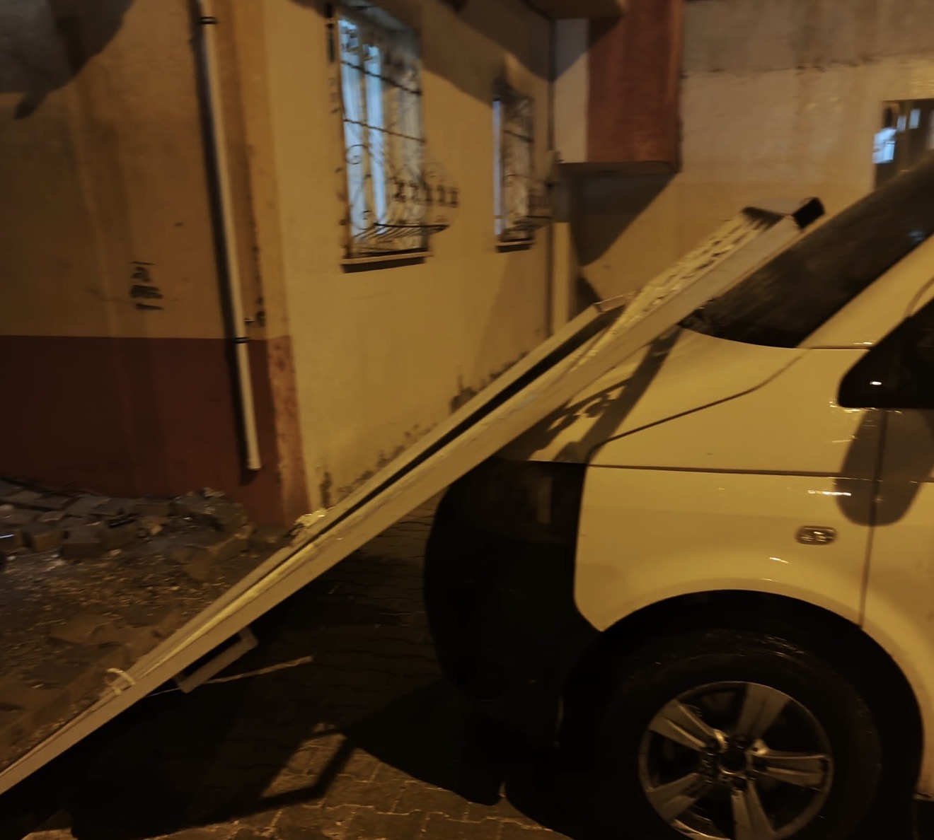 NUSAYBİN’DE FIRTINADA HAFİF TİCARİ ARACIN ÜZERİNE KAPI DÜŞTÜ